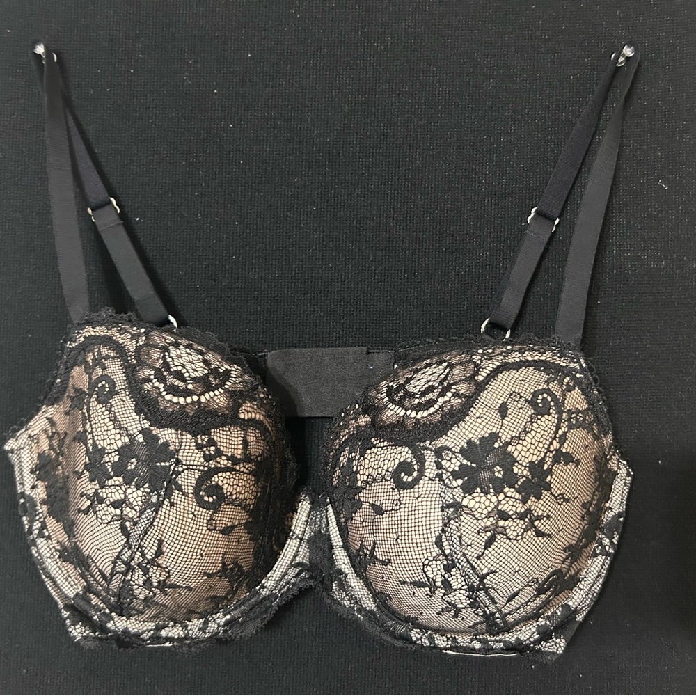 Victoria’s Secret EUC sz34DD Bras